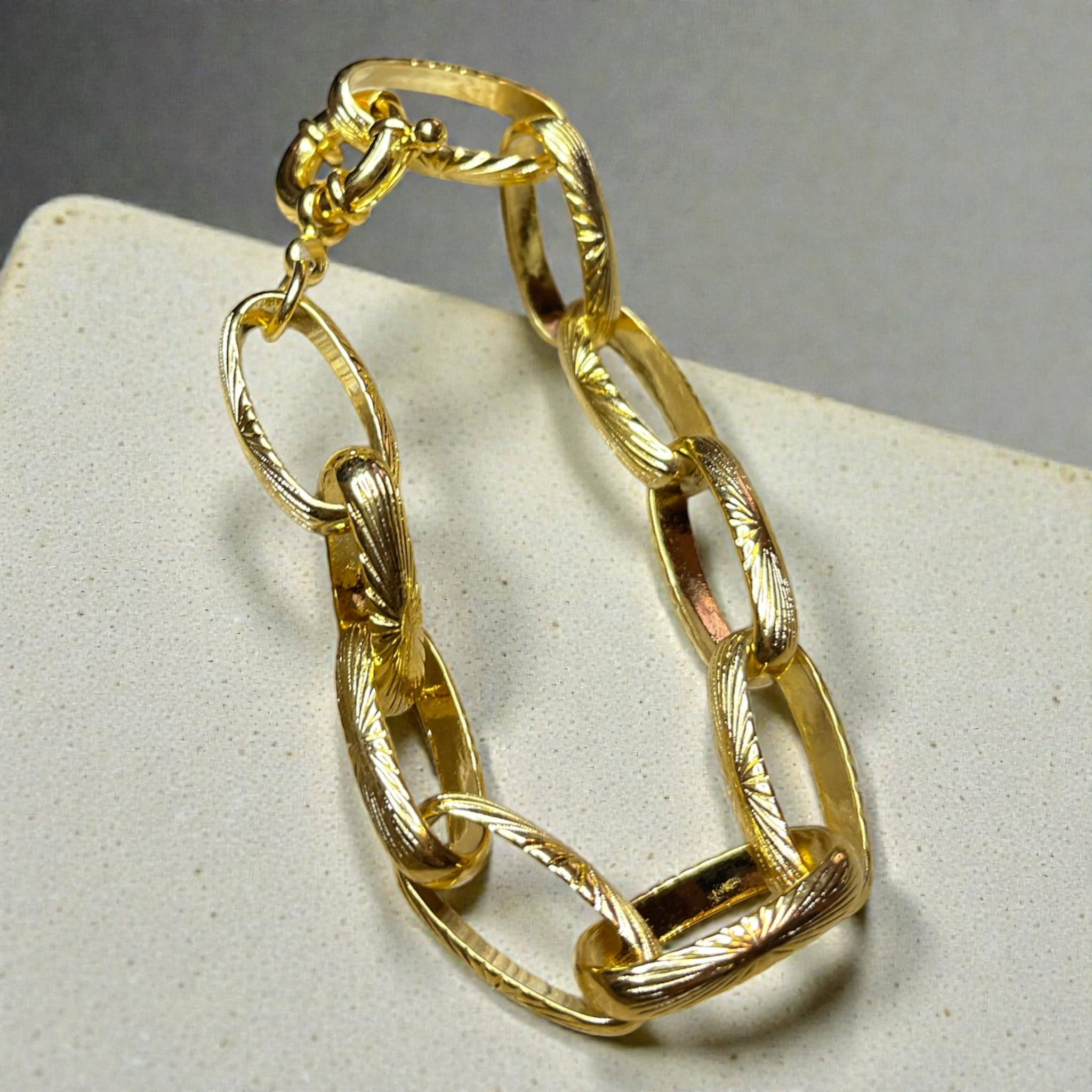 Bracelet à maillons - Premium sur fond studio