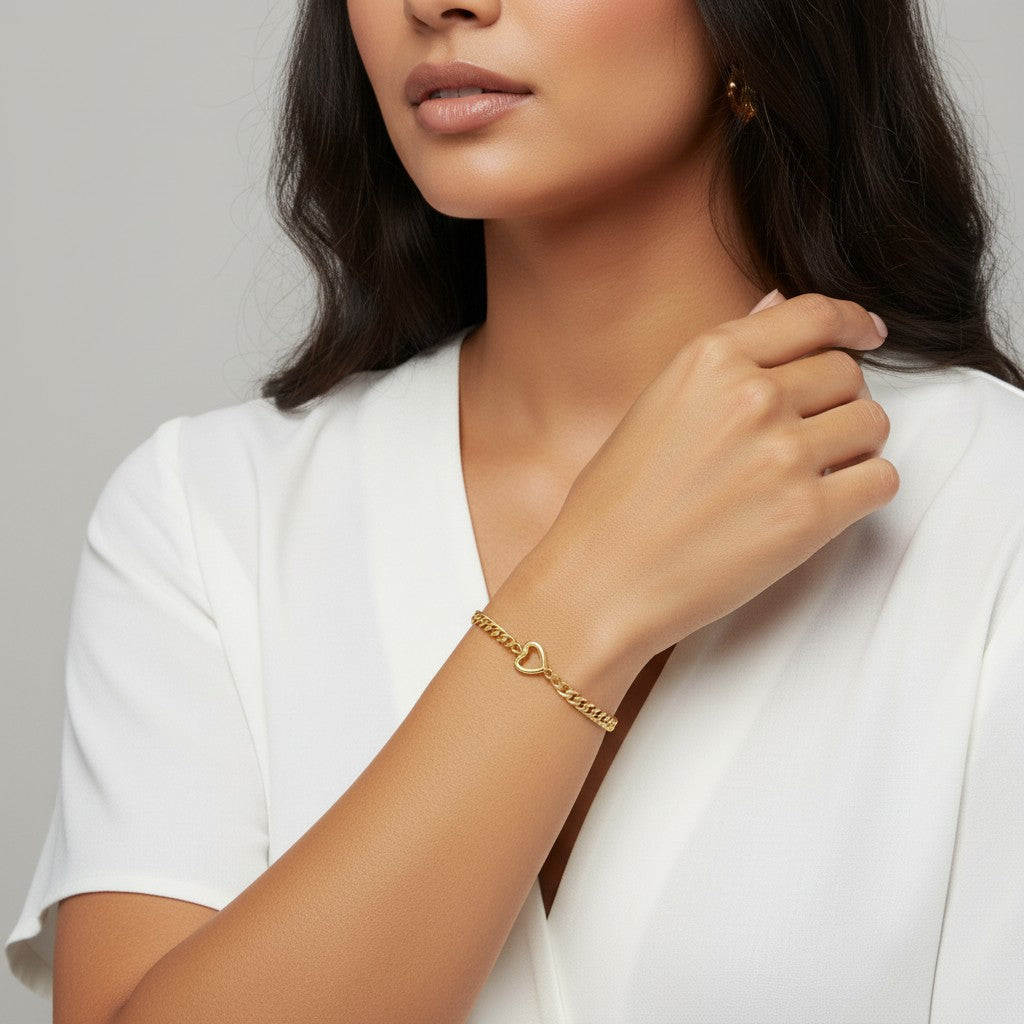 Représentation de la gourmette chaîne coeur dorée sur mannequin femme