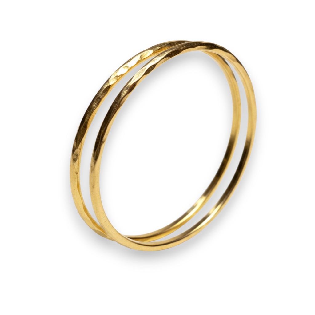 bracelet jonc torsadé doré à l'or fin 24 carats sur fond blanc