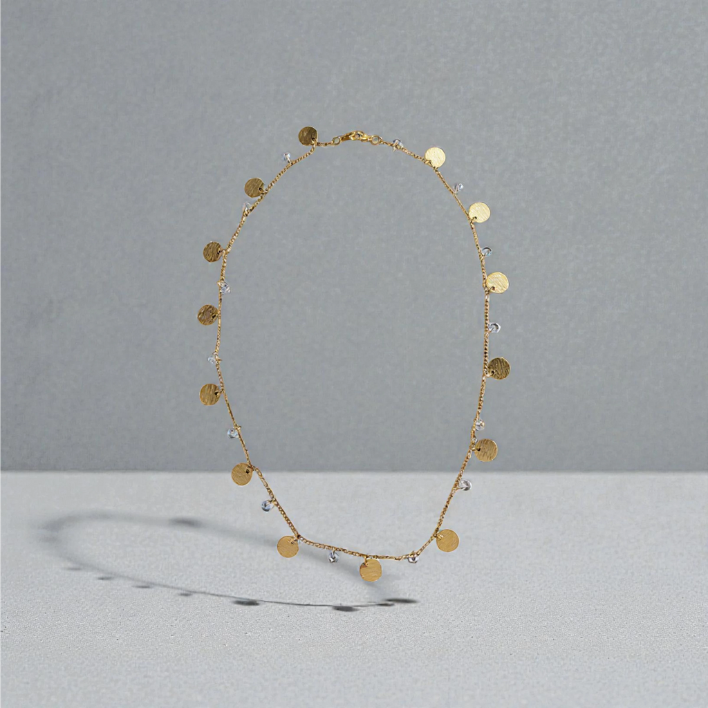 Représentation du collier monnaie doré fond studio