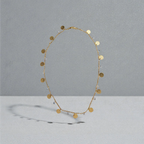 Représentation du collier monnaie doré fond studio