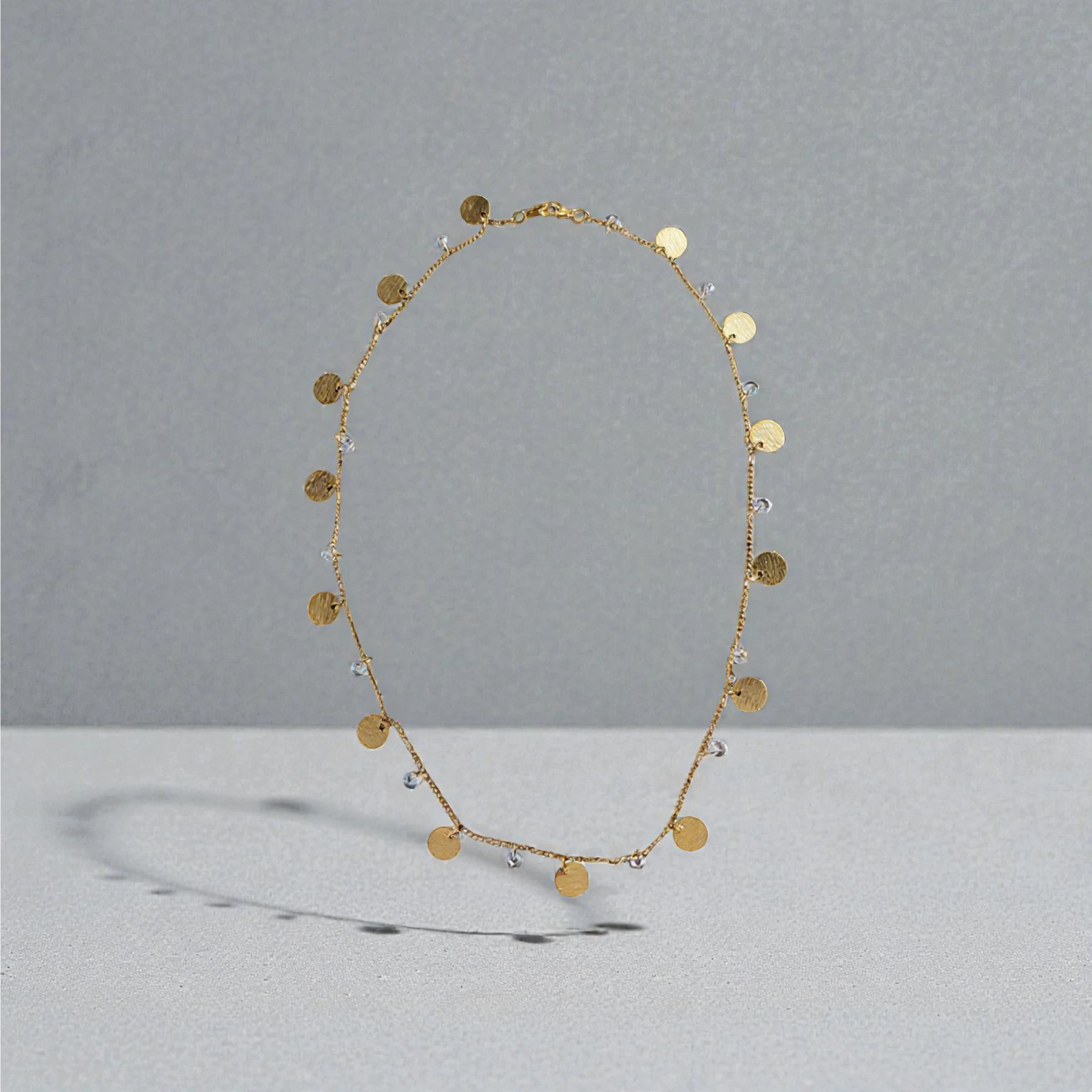 Représentation du collier monnaie doré fond studio