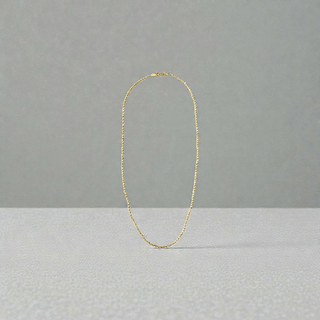 Collier fin twist-long sur fond studio