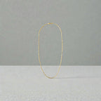 Collier fin twist-long sur fond studio