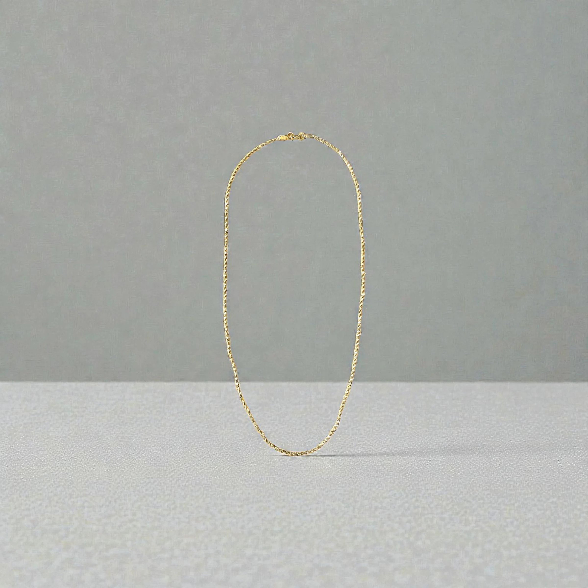 Collier fin twist-long sur fond studio