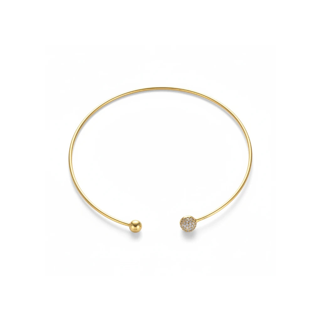 Collier ras de cou glow doré à l'or fin 24 carats sur fond blanc