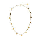 Collier en pièces de monnaie doré à l'or fin 24 carats sur fond blanc