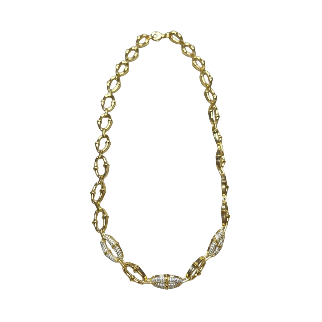 Collier Secure à maillons dorés à l'or fin 24 carats sur fond blanc