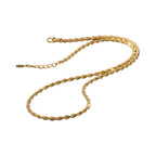collier twist doré à l'or fin 24 carats sur fond blanc