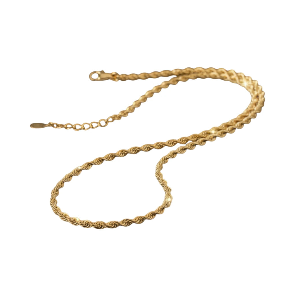 collier twist doré à l'or fin 24 carats sur fond blanc