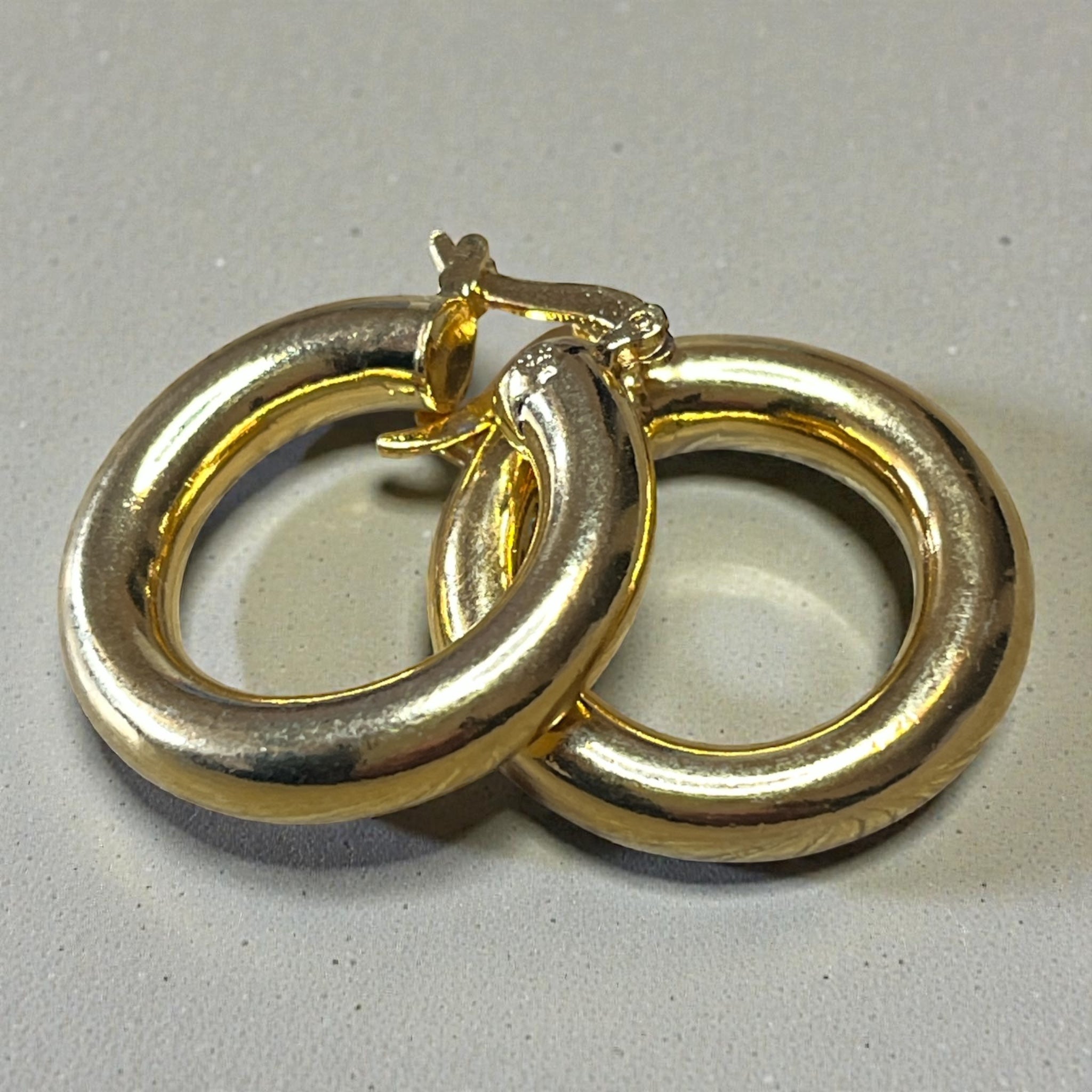 Représentation des boucles tubes dorées sur fond studio