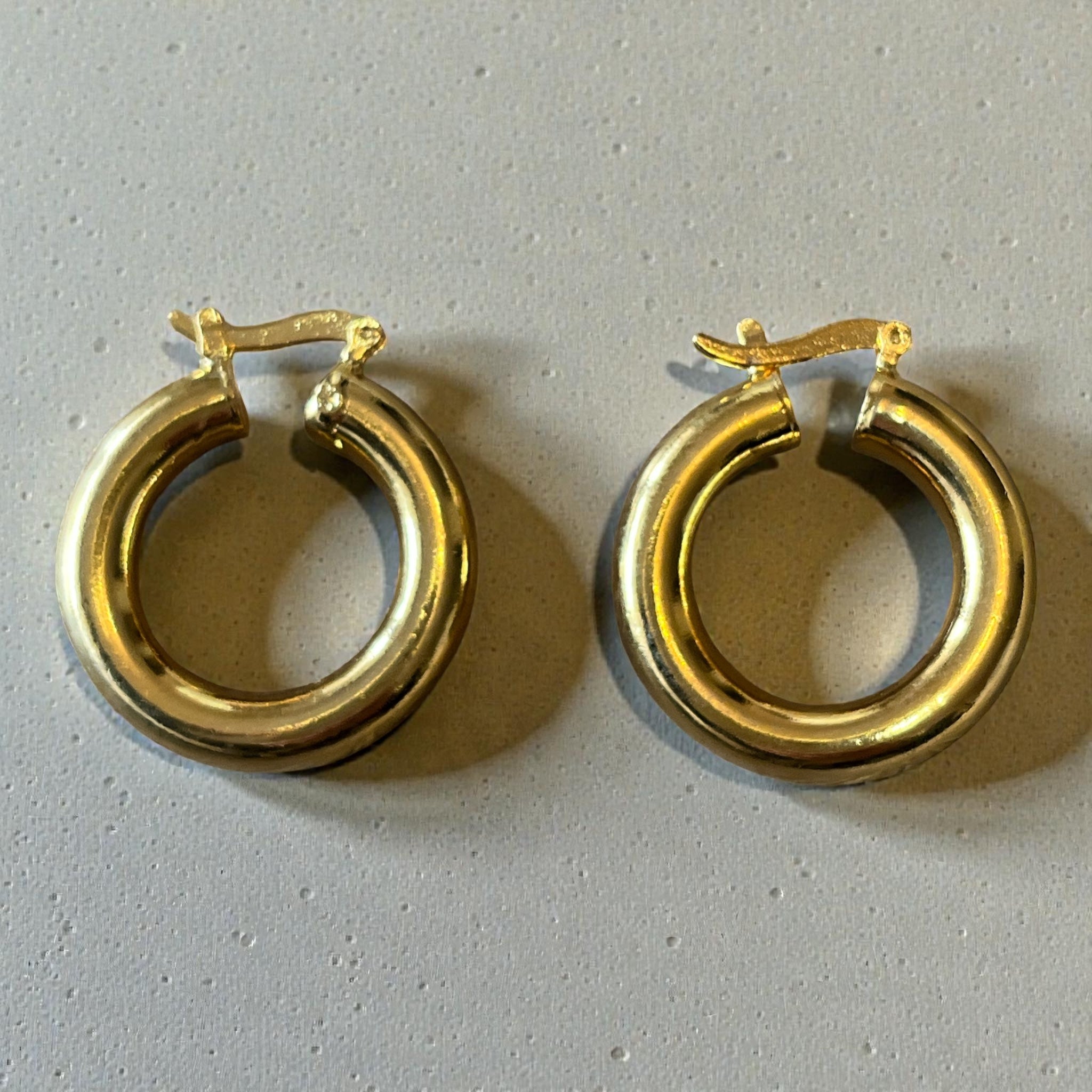 Représentation des boucles tubes dorées sur fond studio