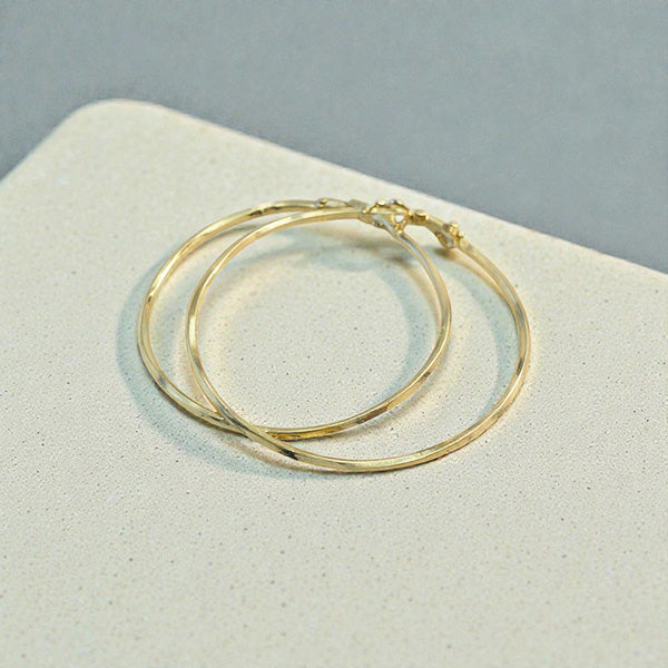 Représentation des créoles torsadées sur fond studio gris