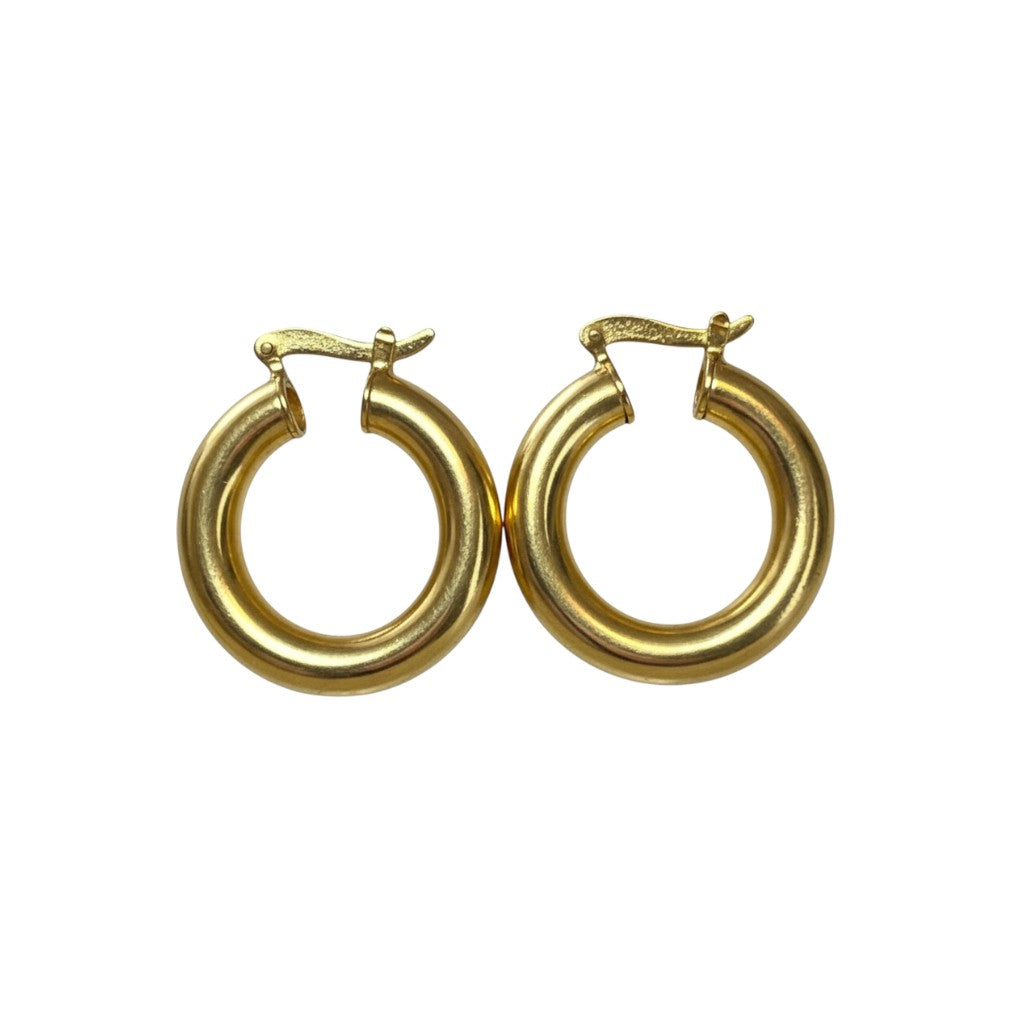 créoles tubes dorées à l'or fin 24 carats sur fond blanc