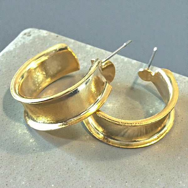 Représentation des grandes créoles Cassie sir fond studio