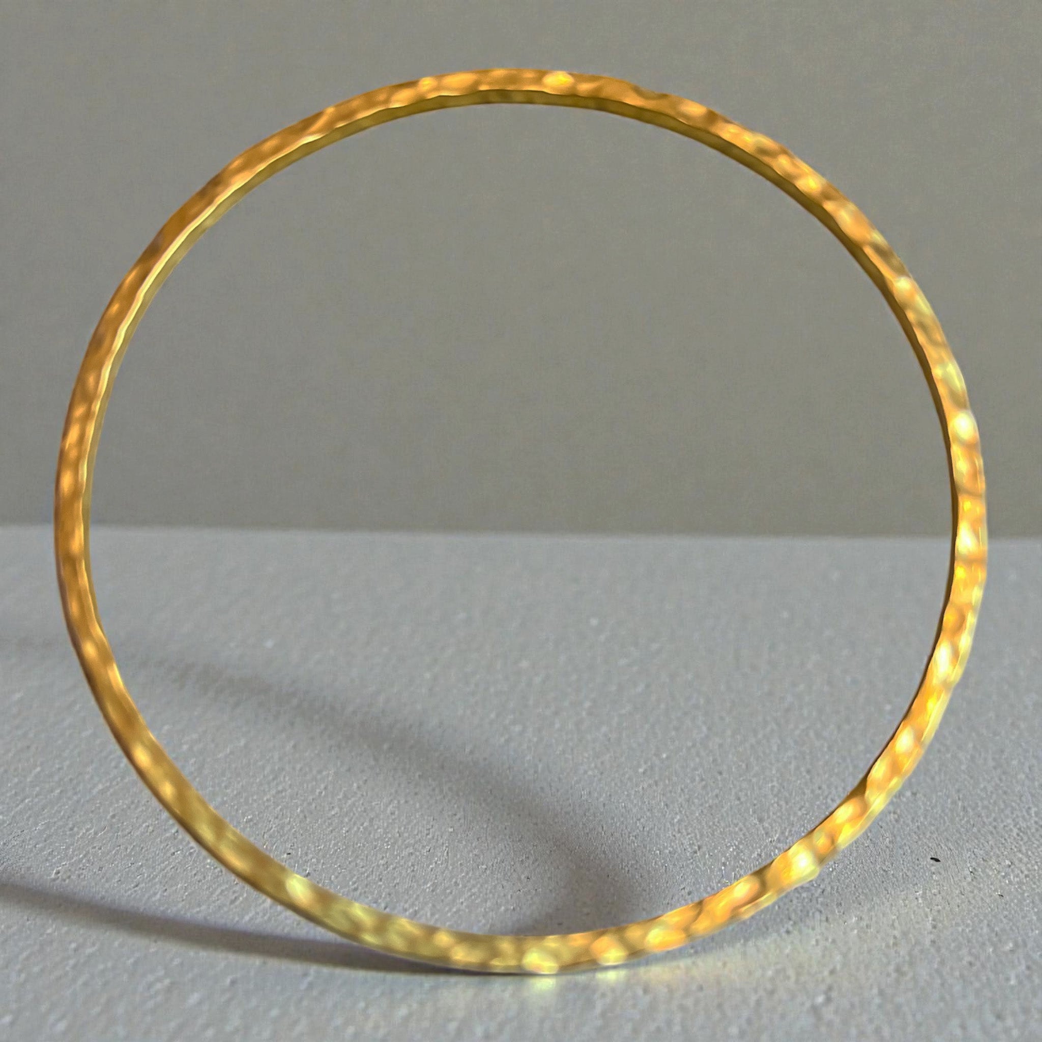 Représentation du jonc martelé sur fond studio