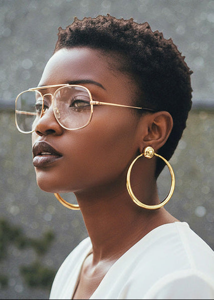 Représentation des grandes créoles dorées à l'or fin 24 carats sur mannequin page d'accueil