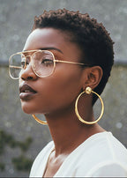 Représentation des grandes créoles dorées à l'or fin 24 carats sur mannequin page d'accueil