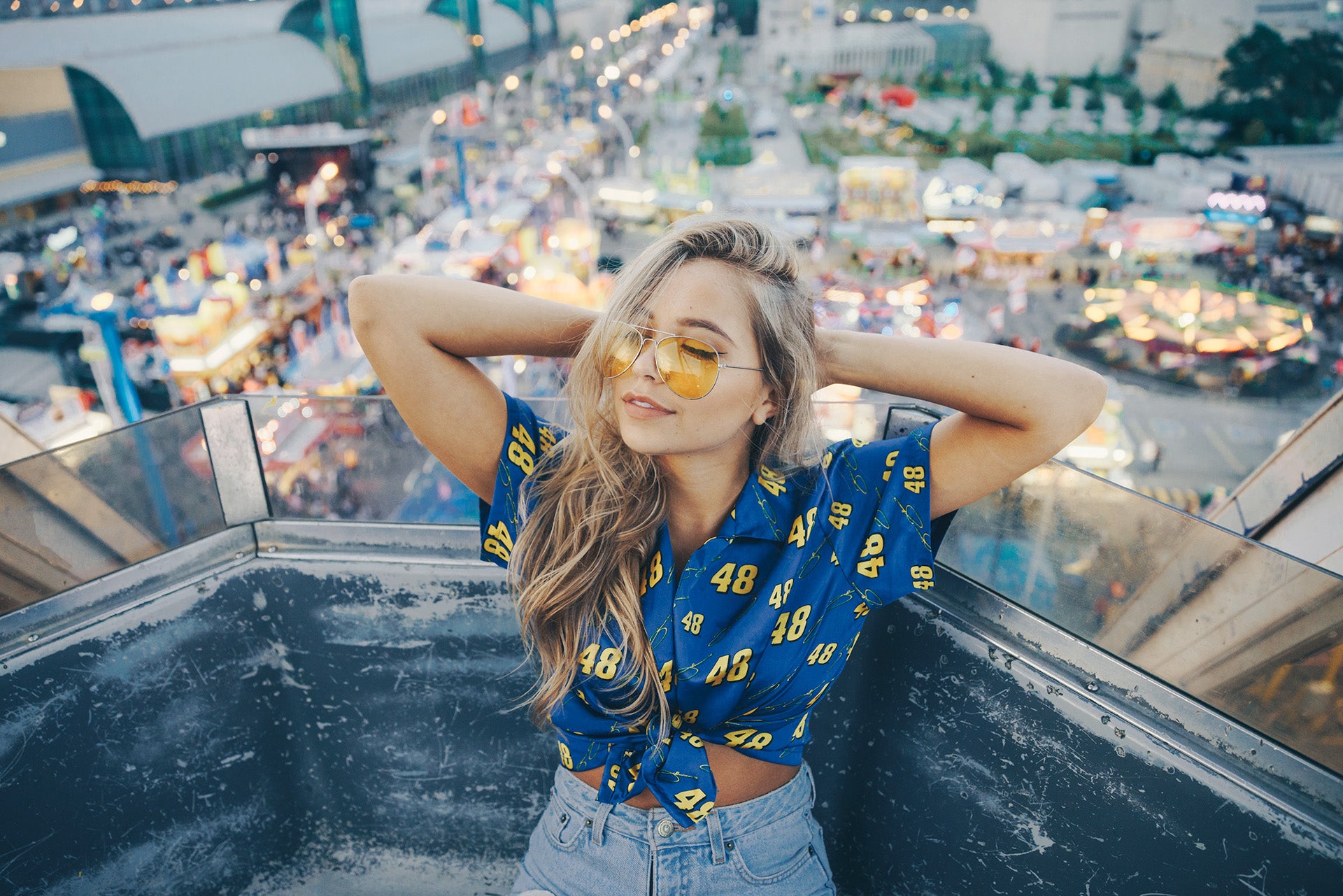 Représentation d'un modèle femme sur un rooftop qui se détend