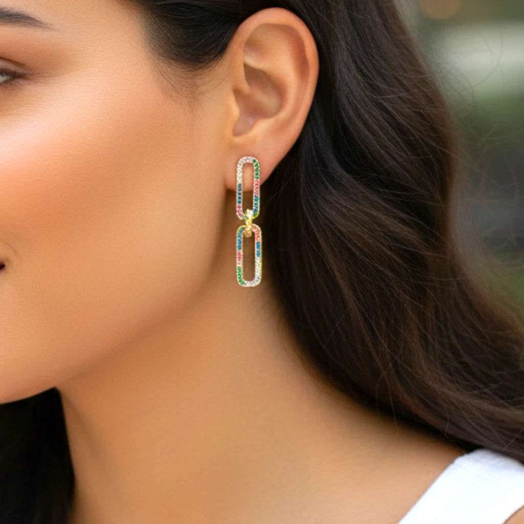 boucles pendantes multicolores représentées sur mannequin de profil