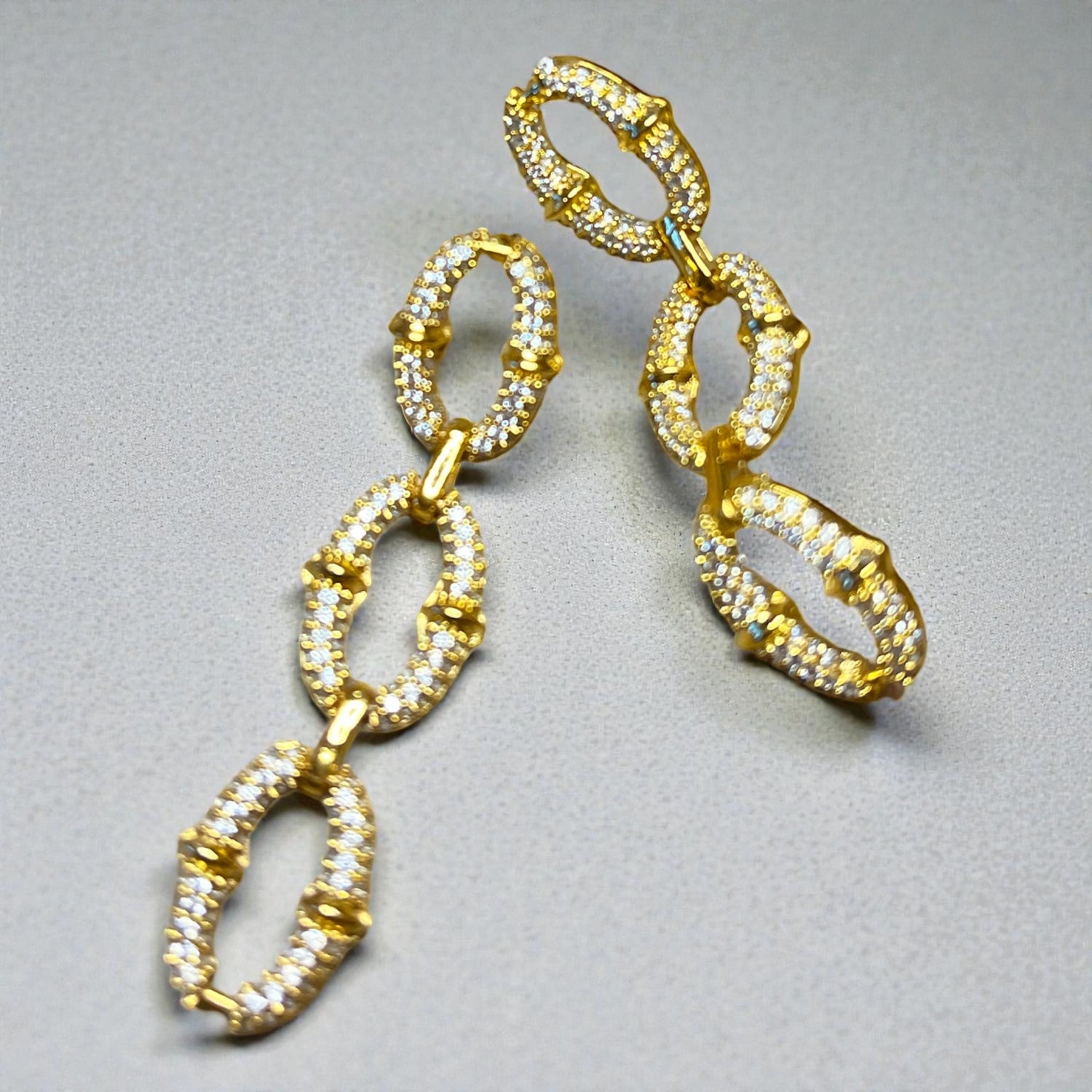 Représentation des boucles pendantes Secure sur fond studio