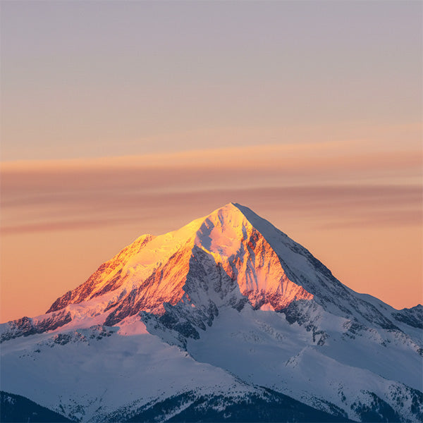 Visuel d'un sommet enneigé coucher de soleil-bannière